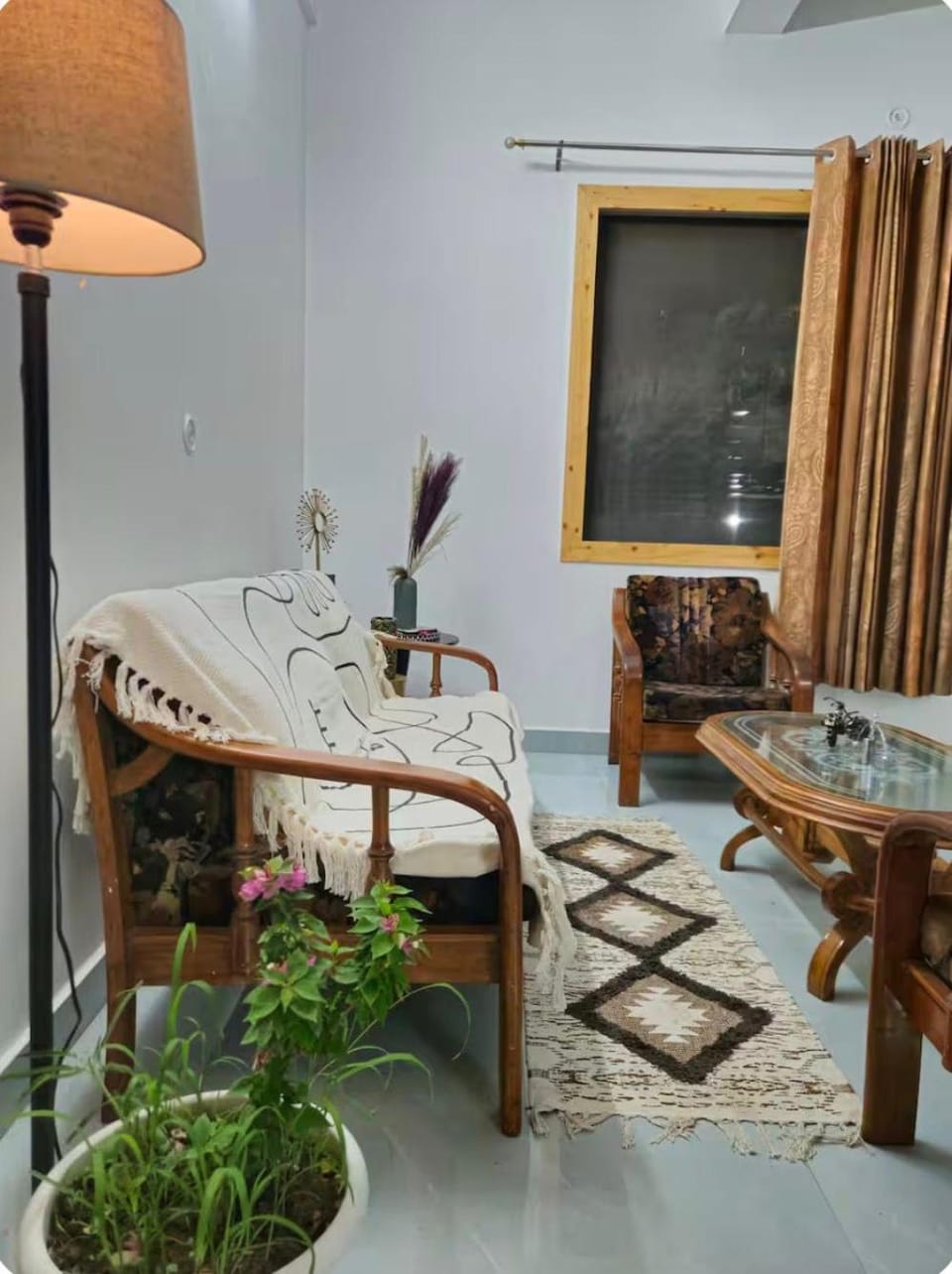Mountain Holiday Living Spacious 3 BHK Vacation rental in Rishikesh