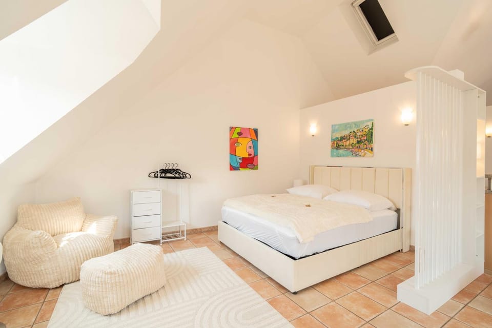 Bed, TV and multimedia, Photo of the whole room, Bedroom