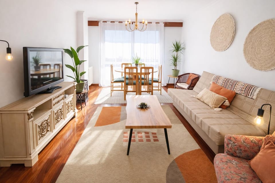 TV and multimedia, Living room, Seating area, Dining area