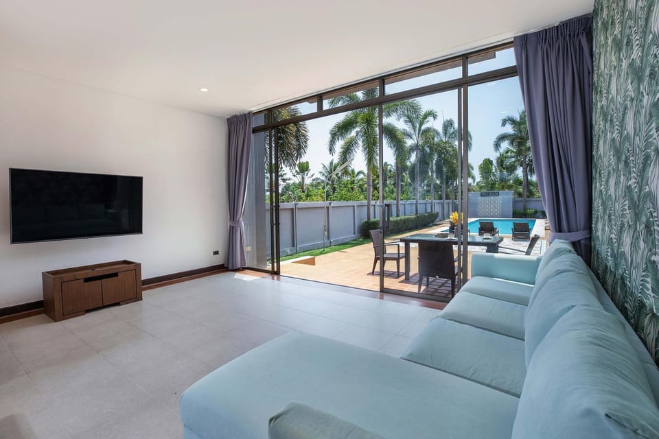 TV and multimedia, Living room, Seating area, Evening entertainment