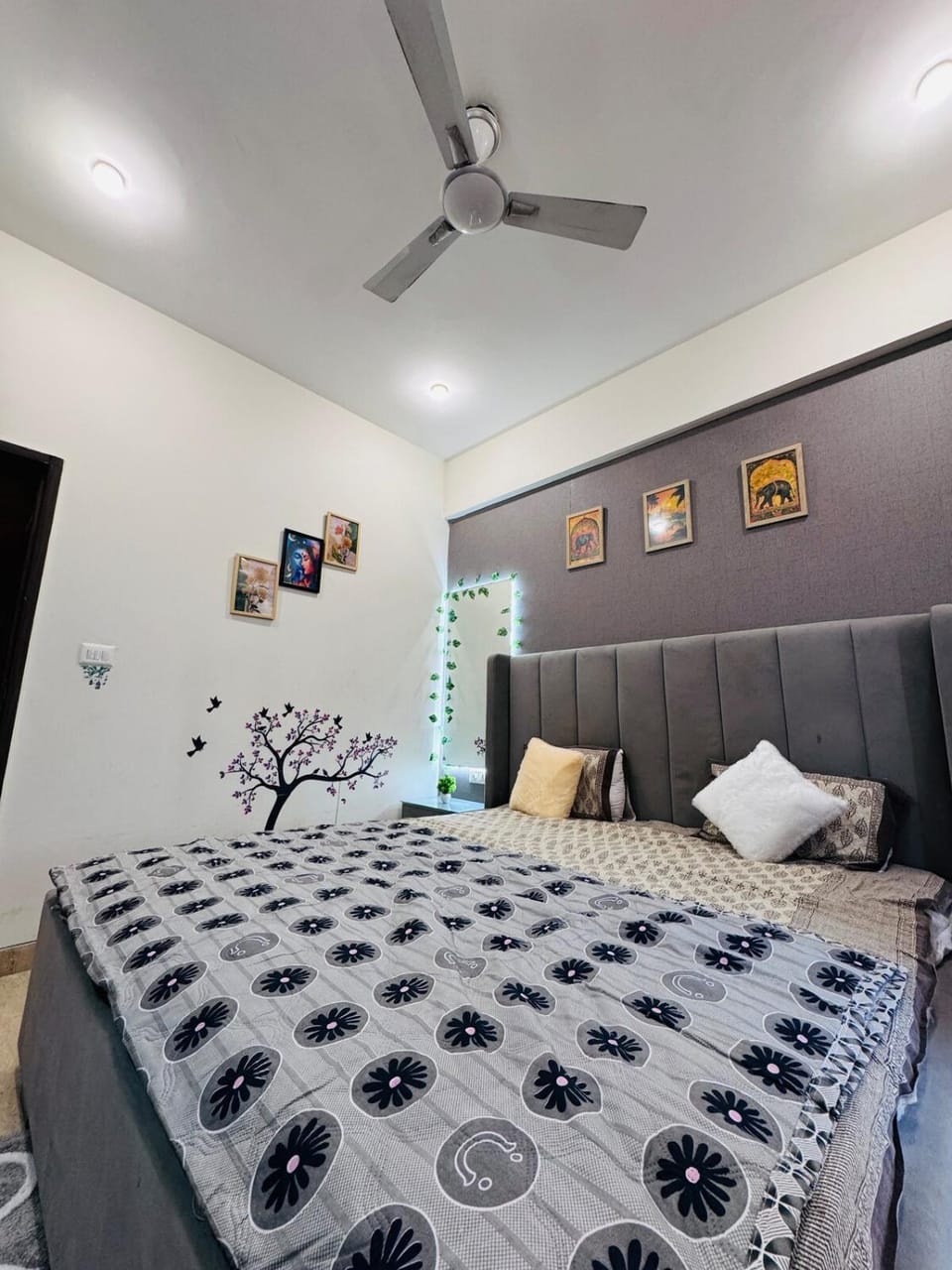 Photo of the whole room, Bedroom
