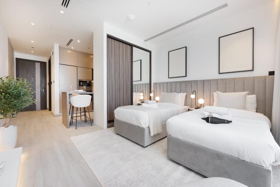 StayShort - Sleek Studio Sleeps 2 in The Ivy Tower JVT Apartment in Dubai
