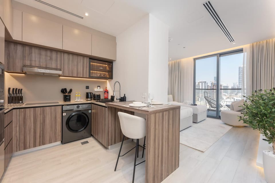 StayShort - Sleek Studio Sleeps 2 in The Ivy Tower JVT Apartment in Dubai