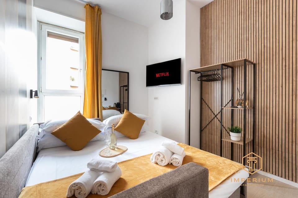 Bed, TV and multimedia, Photo of the whole room, Bedroom, towels, wardrobe, air conditioner