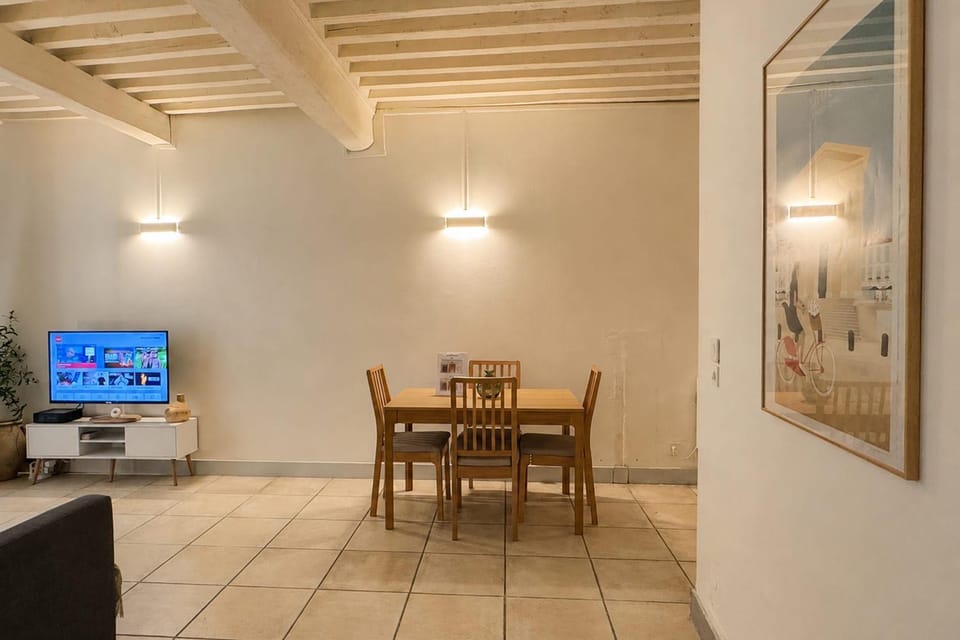 Bright Nîmes Center Flat with Terrace Apartment in Nimes