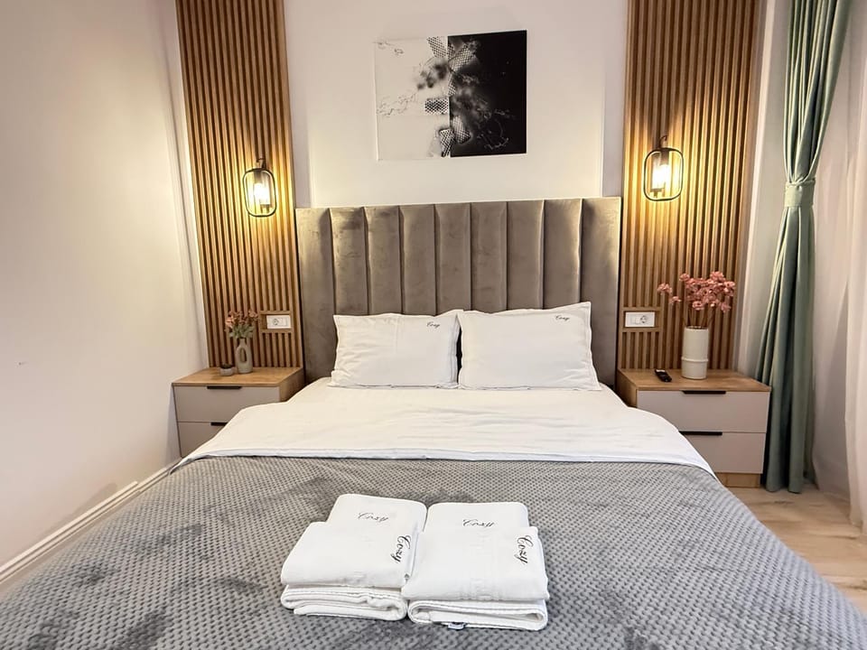 Bed, Photo of the whole room, Bedroom, towels