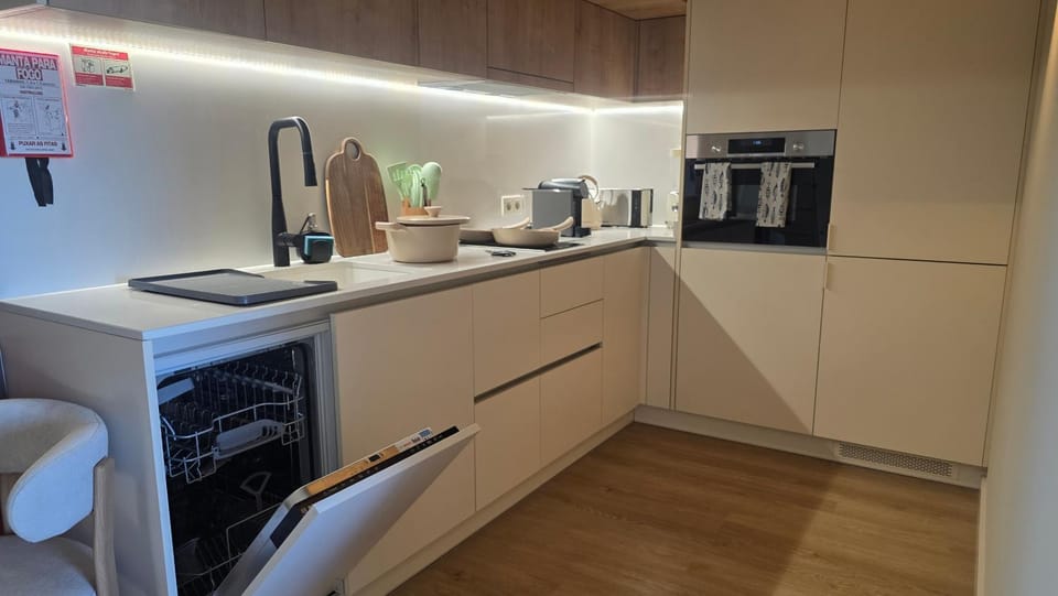 Coffee/tea facilities, Kitchen or kitchenette, dishwasher, minibar, oven, stove, toaster