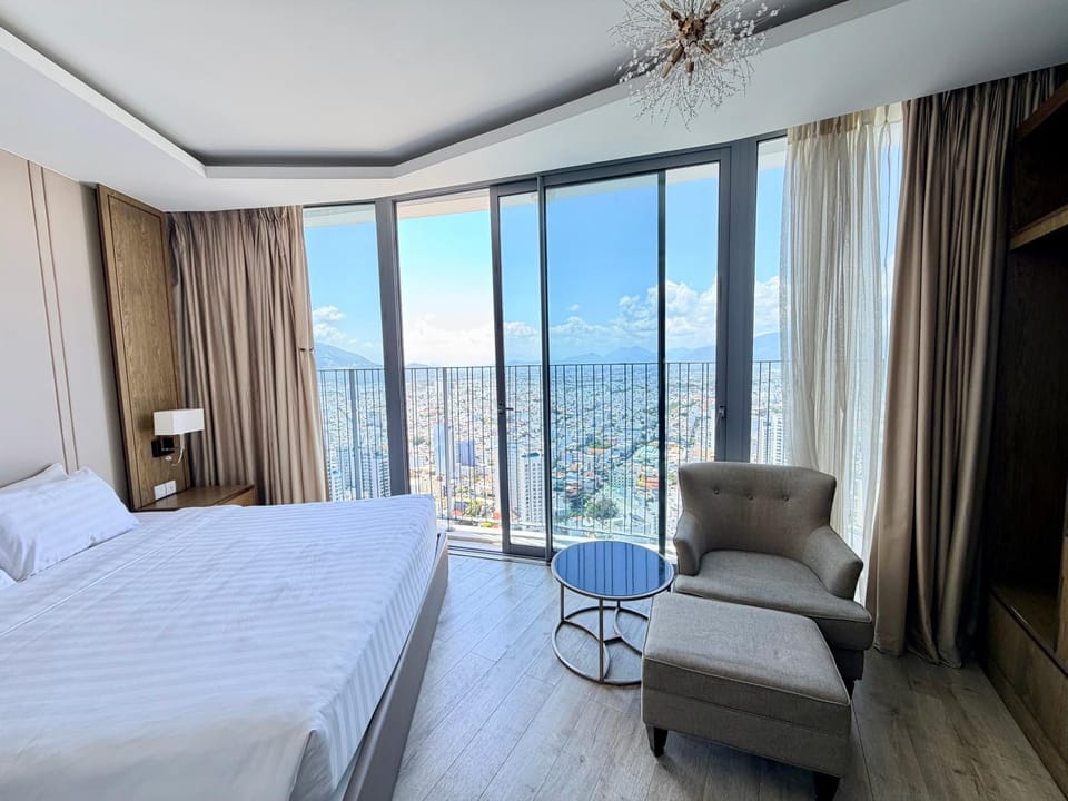 Bed, Natural landscape, Photo of the whole room, Bedroom