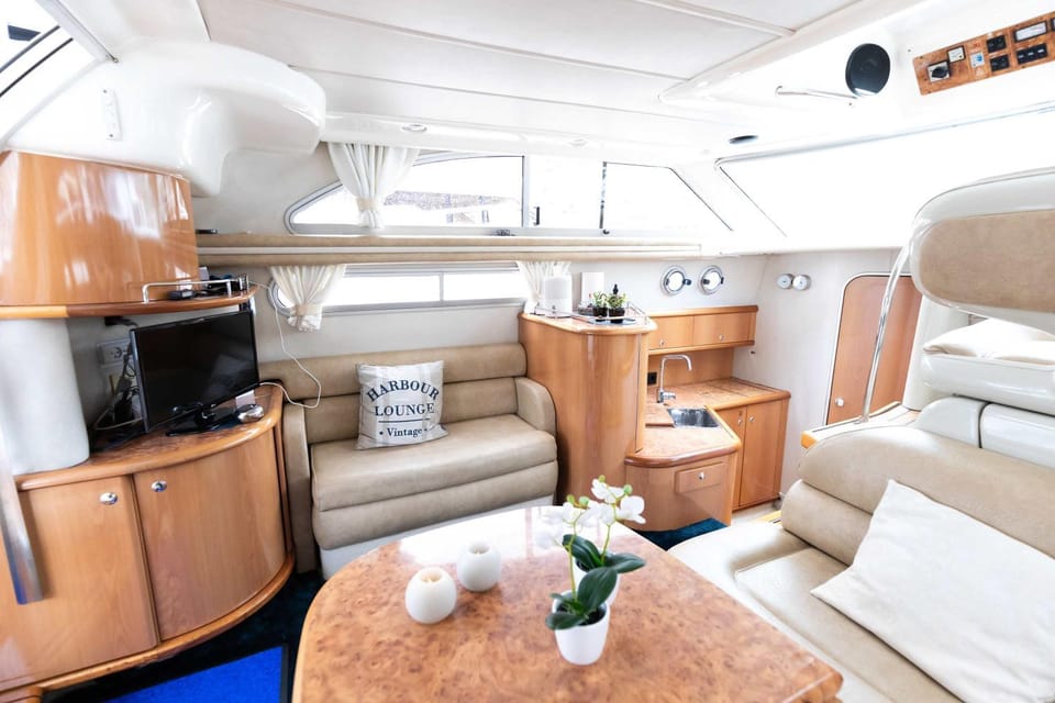 Eilins Luxury Boat - Private Marina Boat Stay Docked boat in Europe