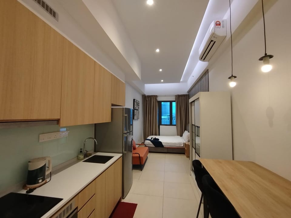 Bed, TV and multimedia, View (from property/room), Kitchen or kitchenette, Living room, Photo of the whole room, Seating area, Bedroom, minibar, oven, air conditioner