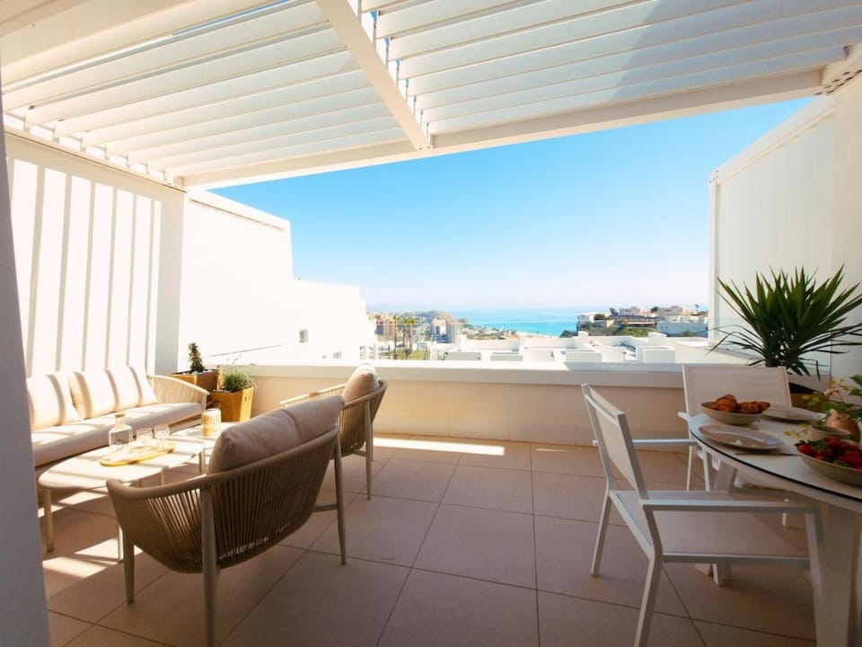 Day, View (from property/room), Balcony/Terrace, Seating area, Dining area, Sea view