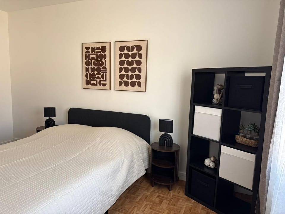 Photo of the whole room, Bedroom