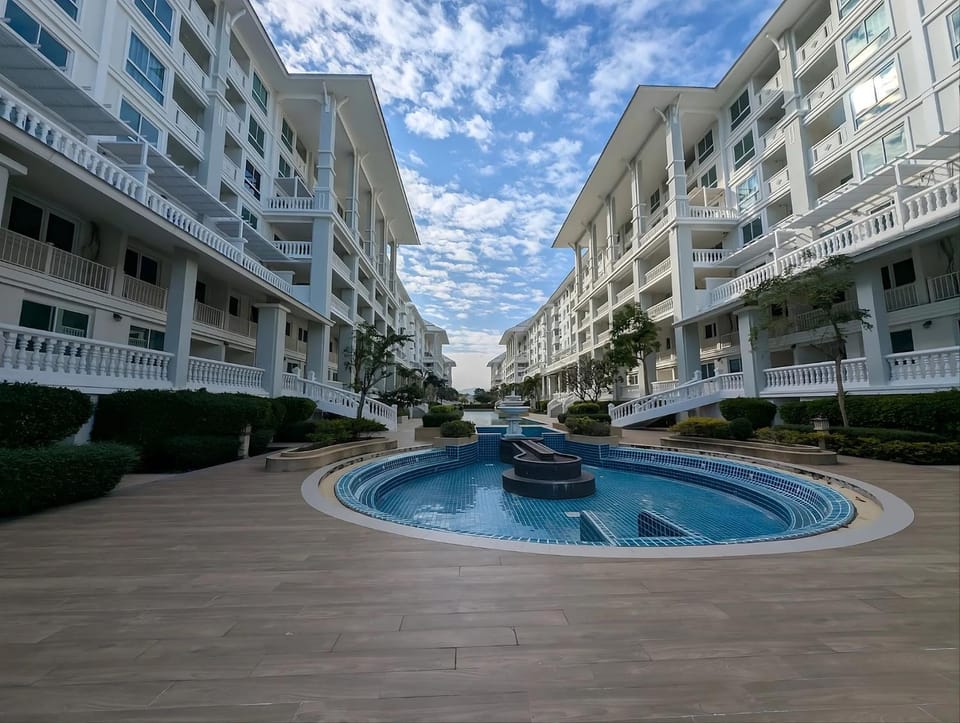 Neighbourhood, Swimming pool