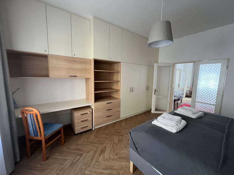 Photo of the whole room, Bedroom, wardrobe
