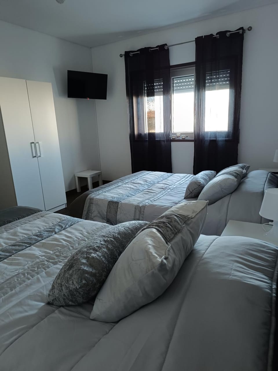 Bed, TV and multimedia, Bedroom