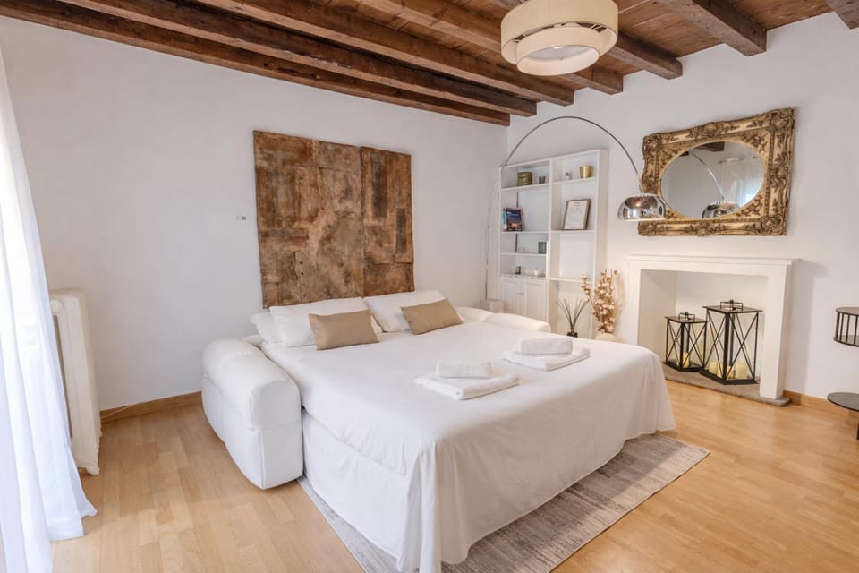 Communal lounge/ TV room, Bed, TV and multimedia, Balcony/Terrace, Balcony/Terrace, Living room