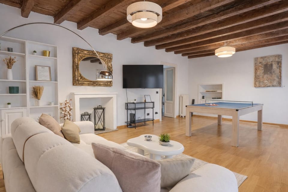 Communal lounge/ TV room, Billiard, Game Room, Table tennis, TV and multimedia, Balcony/Terrace, Living room, Photo of the whole room