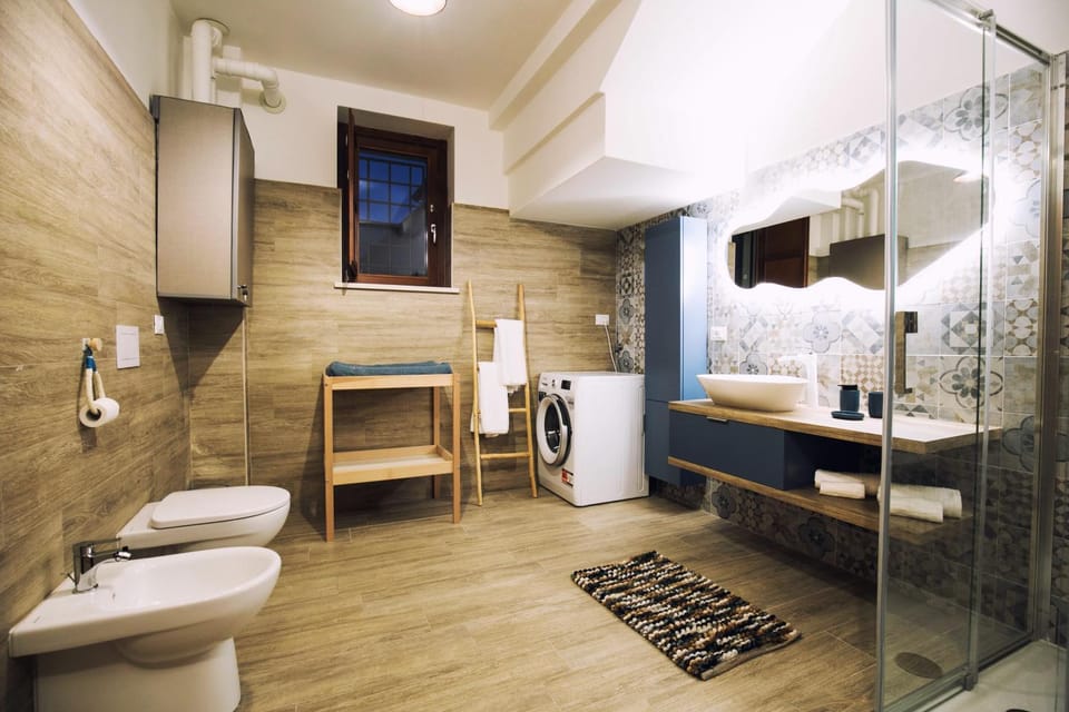 Bathroom, cot, bidet, washing machine
