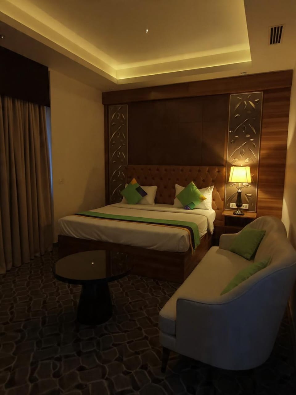 Bed, Living room, Photo of the whole room, Seating area, Bedroom