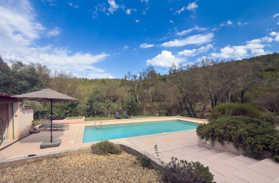 Swimming pool, sunbed