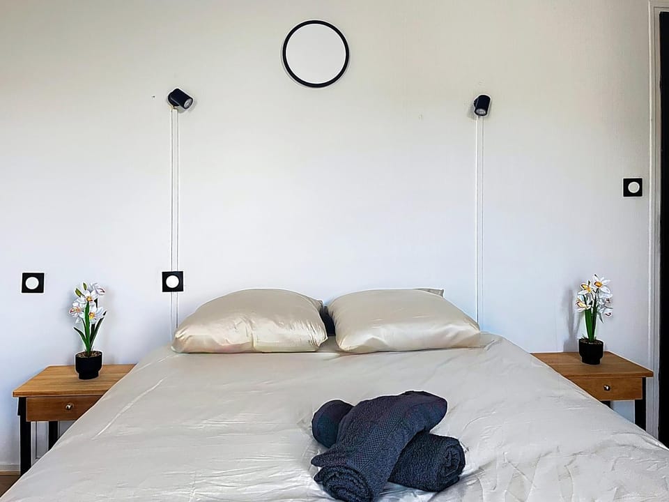 Bed, towels