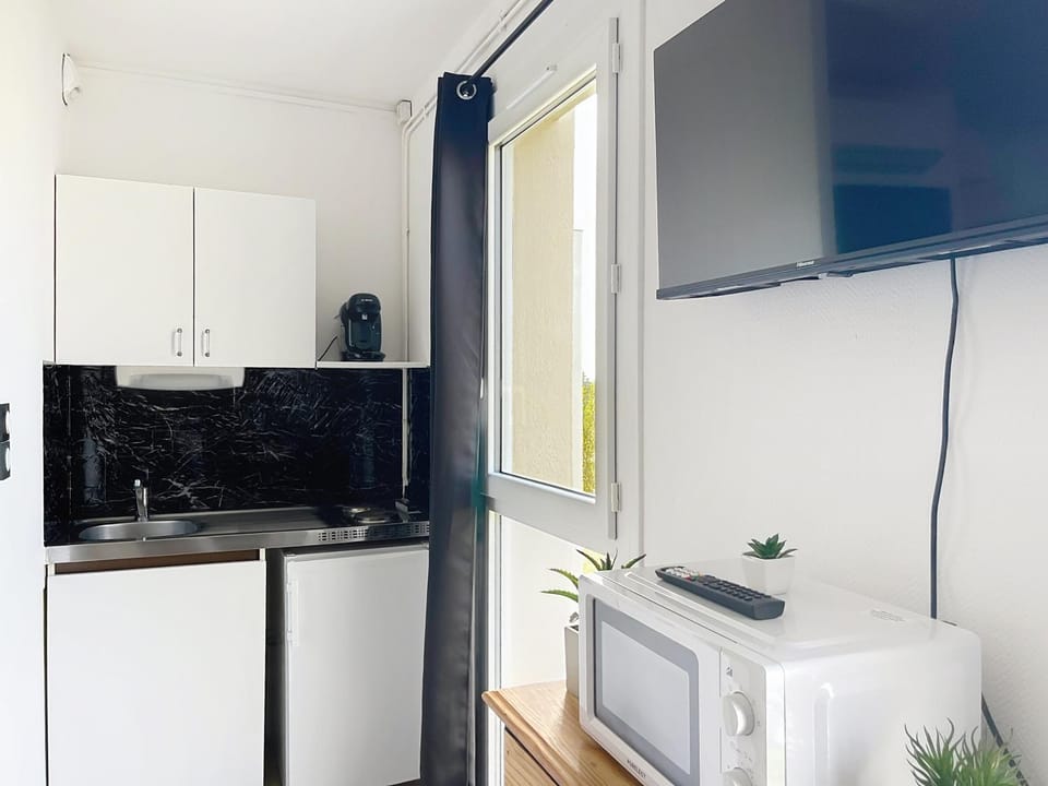 TV and multimedia, Coffee/tea facilities, Kitchen or kitchenette, microwave