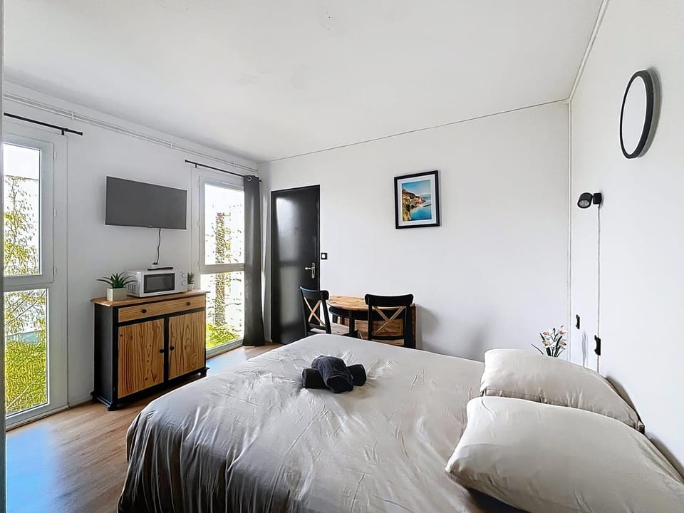Bed, TV and multimedia, Seating area, Dining area, microwave, towels