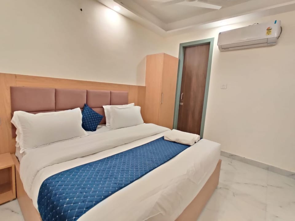 Bed, Photo of the whole room, Bedroom, wardrobe, air conditioner