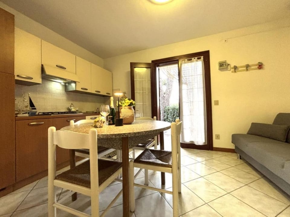 Dining area, kitchen