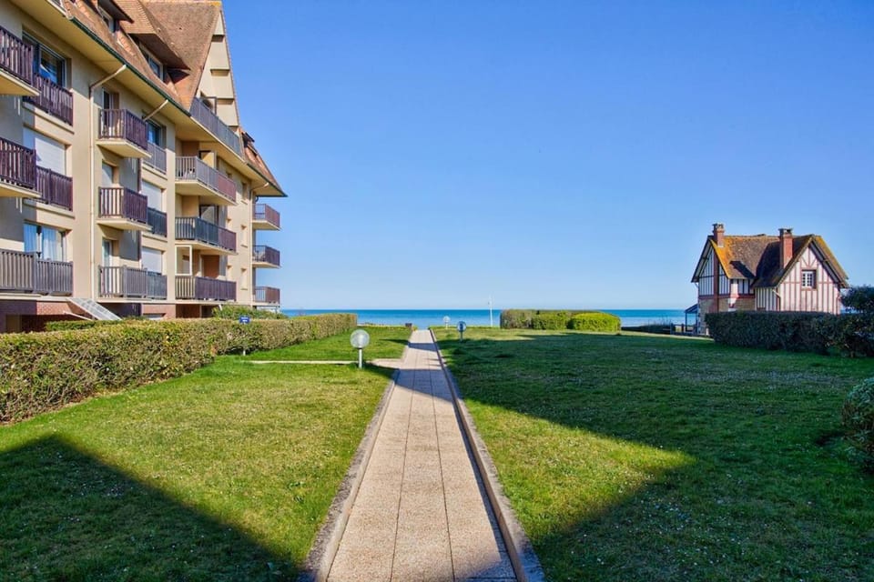 Property building, Facade/entrance, Natural landscape, Sea view