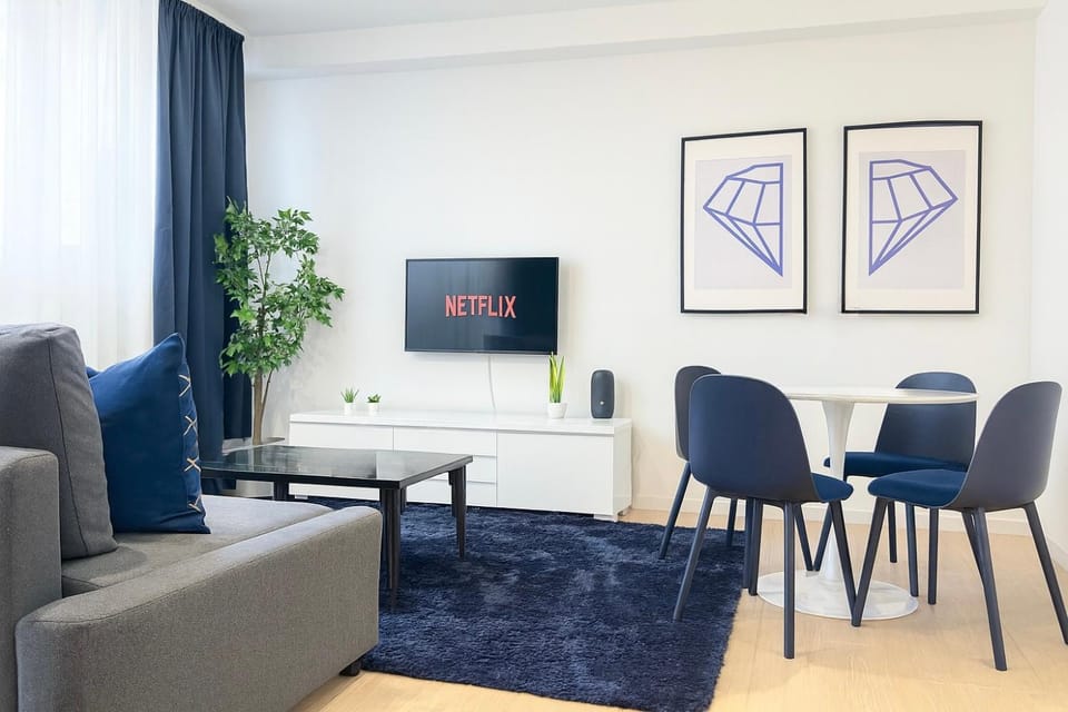 TV and multimedia, Living room, Evening entertainment