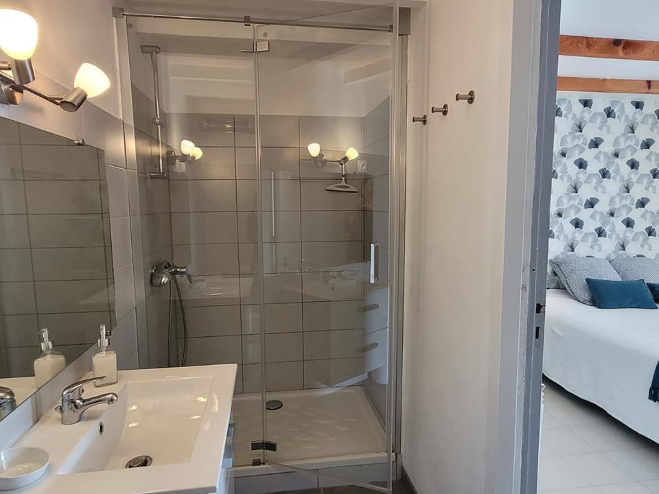 Bathroom, Photo of the whole room