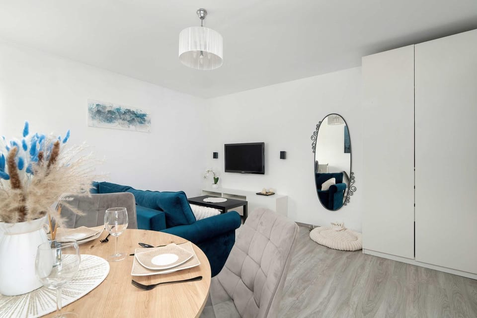 TV and multimedia, Seating area, Dining area, wardrobe