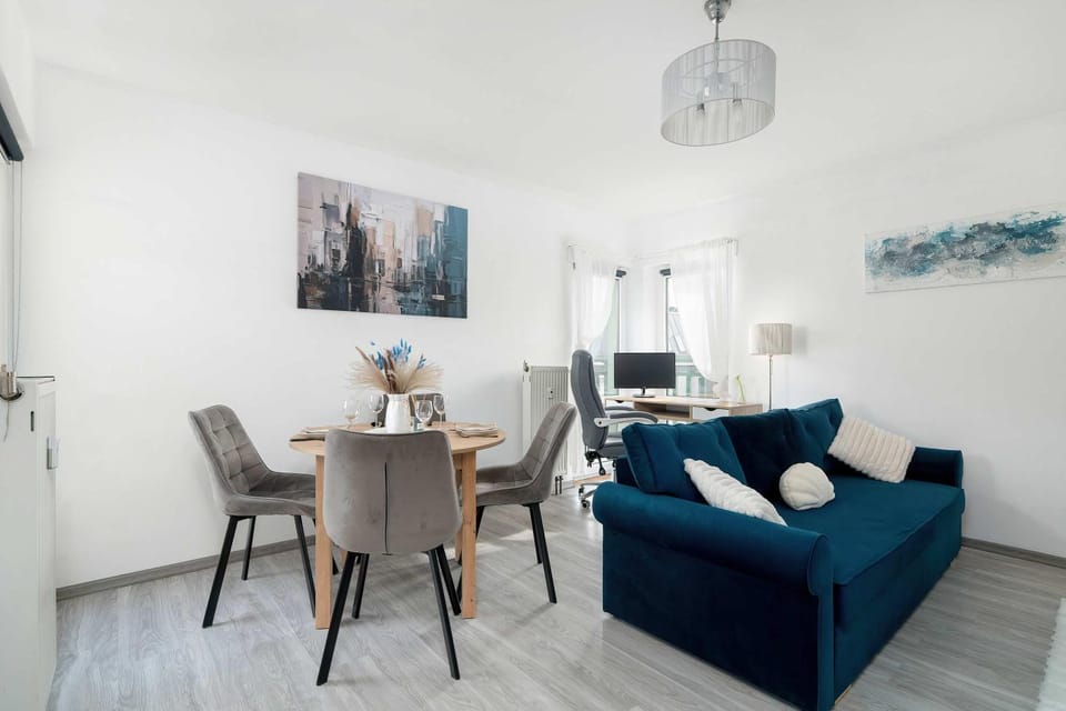 TV and multimedia, Seating area, Dining area