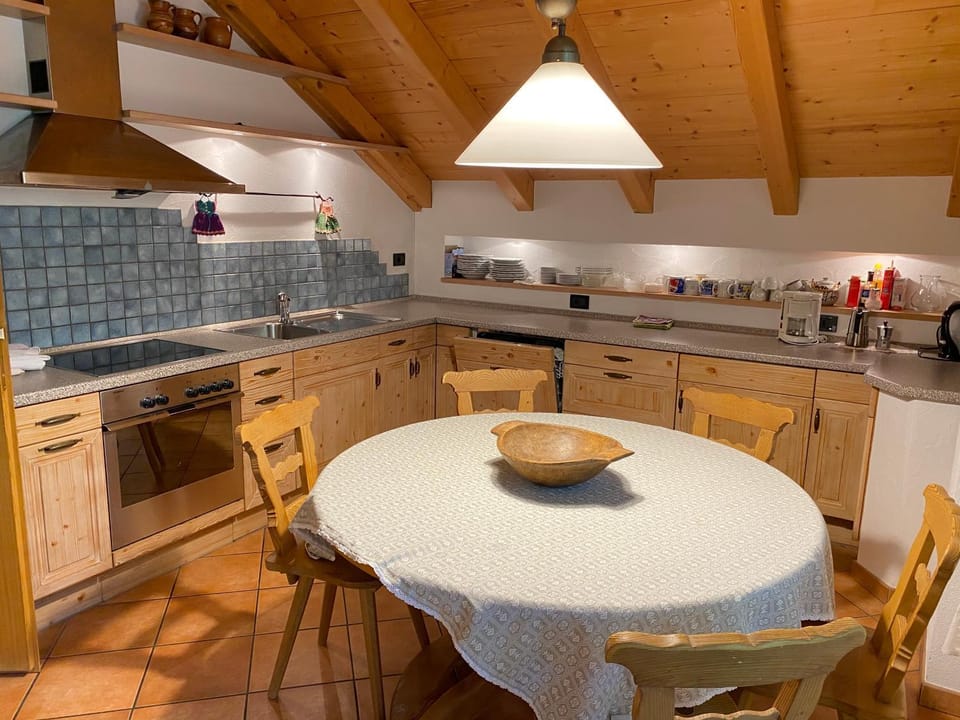 Coffee/tea facilities, Kitchen or kitchenette, Seating area, Dining area