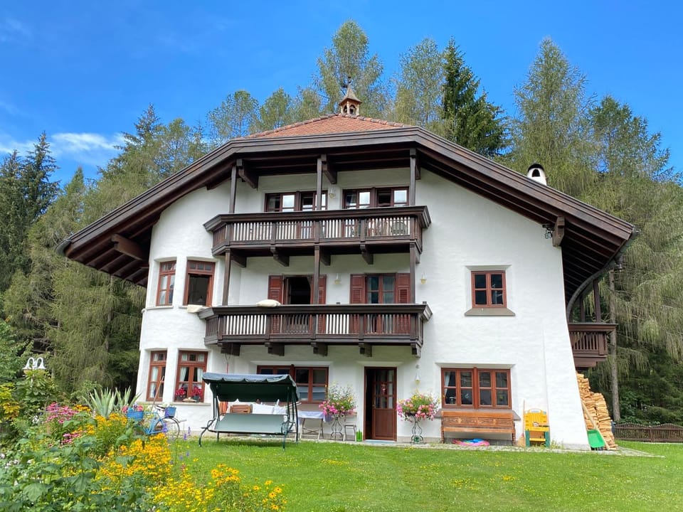 Facade/entrance, Balcony/Terrace, Mountain view