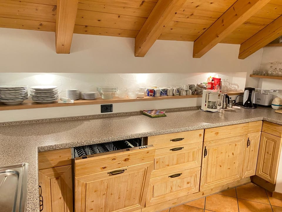 Coffee/tea facilities, Kitchen or kitchenette, Seating area, Dining area