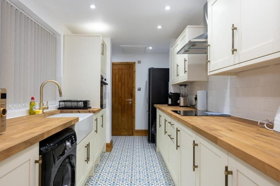 Kitchen or kitchenette, oven, stove, toaster, washing machine