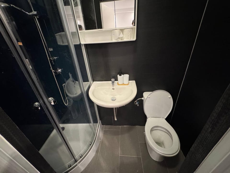 Shower, Toilet