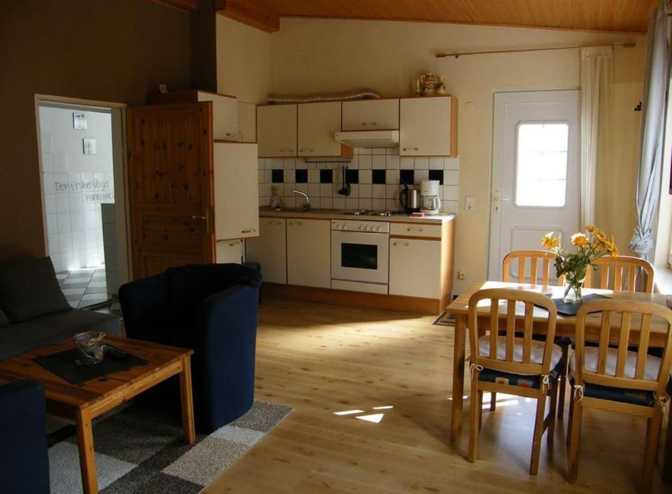 Kitchen or kitchenette, Living room, Seating area, Dining area