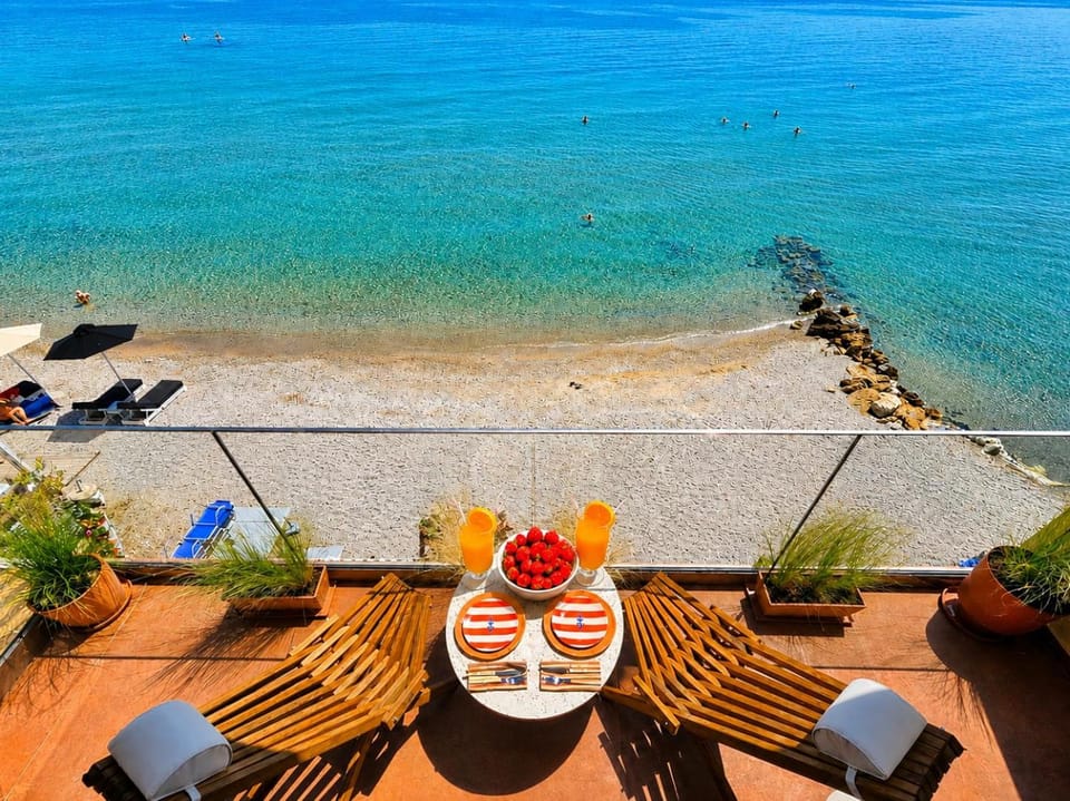 Balcony/Terrace, Food and drinks, Dining area, Food, Drinks