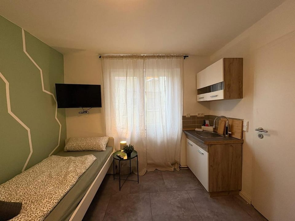 Kitchen or kitchenette, Bedroom