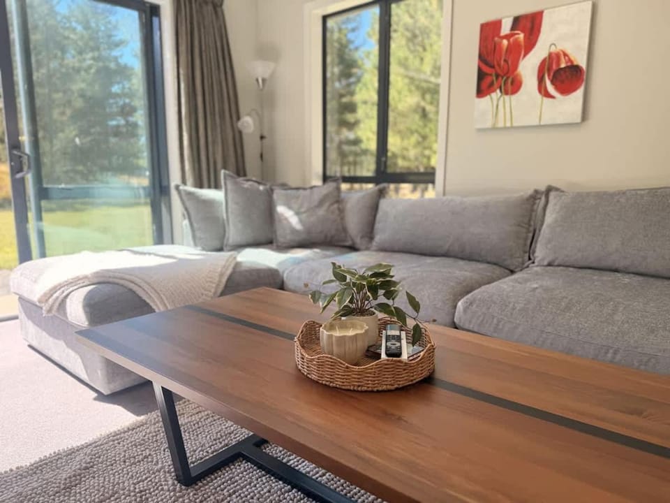 Fantail Retreat Twizel Escape - Fire, 2 Bathrooms, Sleeps 6, Wi-Fi House in Twizel