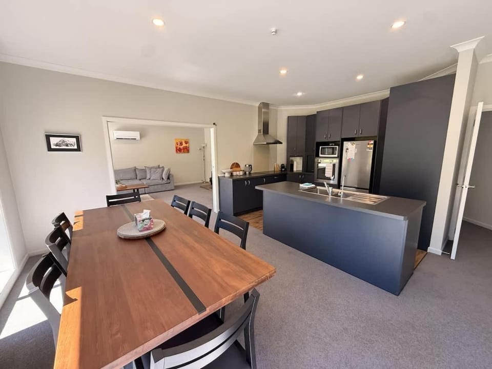 Fantail Retreat Twizel Escape - Fire, 2 Bathrooms, Sleeps 6, Wi-Fi House in Twizel