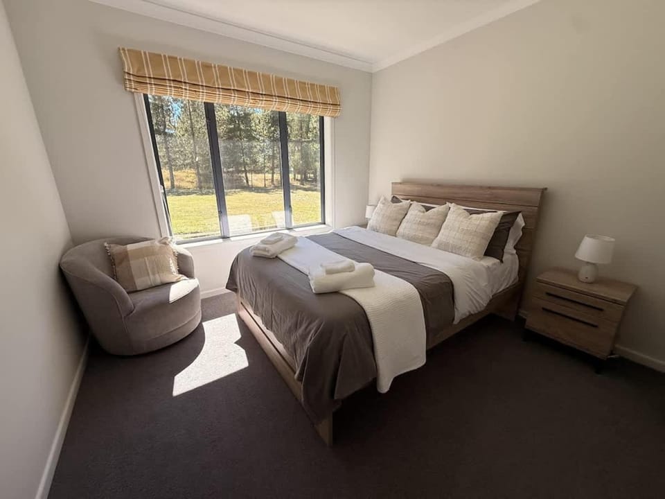 Fantail Retreat Twizel Escape - Fire, 2 Bathrooms, Sleeps 6, Wi-Fi House in Twizel