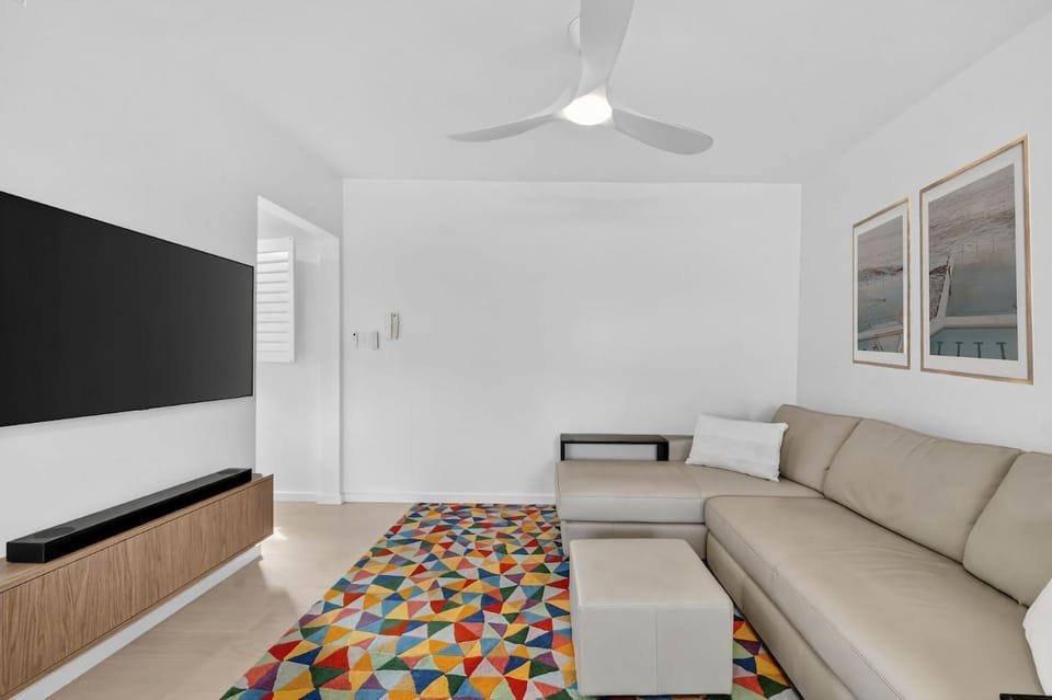 Spacious North Bondi Apt w Balcony near beach Apartment in Sydney