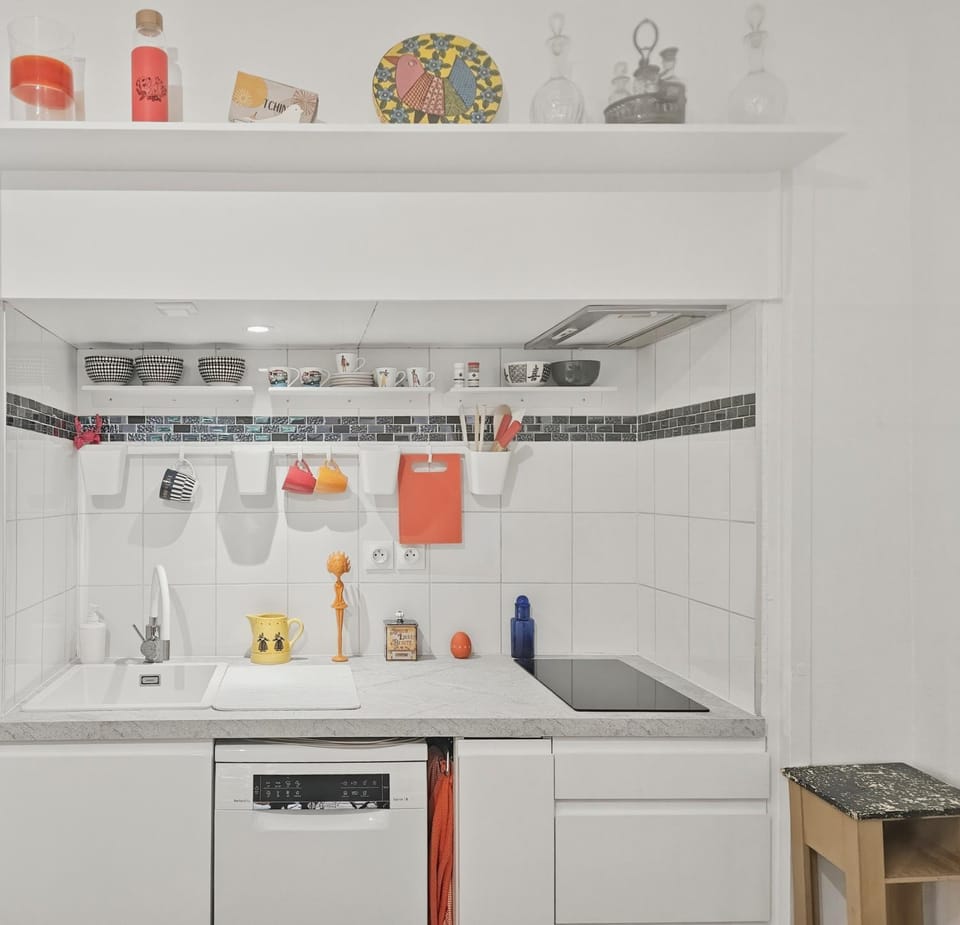Kitchen or kitchenette, dishwasher, stove