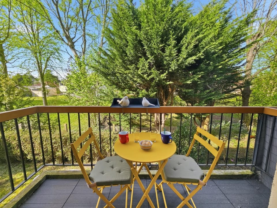 Property building, Balcony/Terrace, Time of day