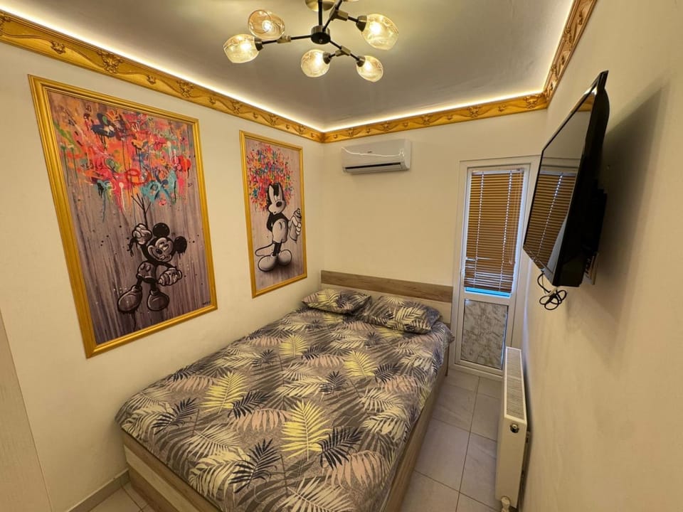 Bed, TV and multimedia, Photo of the whole room, Evening entertainment, Bedroom, air conditioner