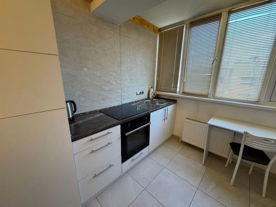 Kitchen or kitchenette, minibar, stove